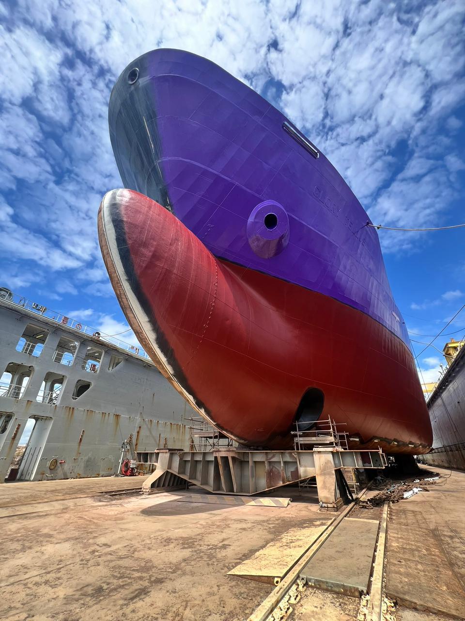 Navio com pintura naval de alta qualidade